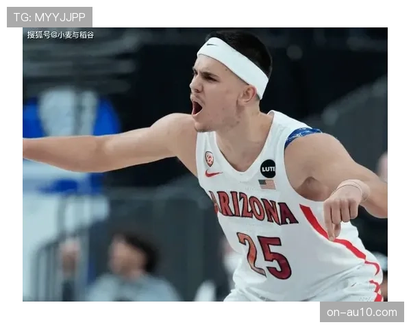 NCAA赛场温情一幕：球员进球后指向看台上正在接受化疗的母亲