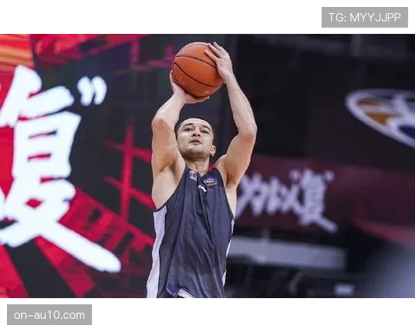 新疆男篮包机抵达杭州，全队状态轻松备战半决赛